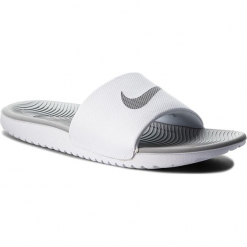 Klapki NIKE - Kawa Slide 834588 100 White/Metallic Silver. Białe klapki damskie Nike, z tworzywa sztucznego. W wyprzedaży za 129,00 zł.