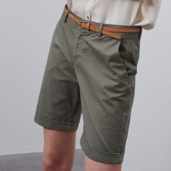 Szorty z paskiem - Khaki. Brązowe szorty damskie Reserved, bez wzorów. Za 79,99 zł.