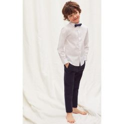 Mango Kids - Koszula dziecięca z muchą 110-164 cm. Szare koszule męskie marki Mango Kids, z aplikacjami, z elastanu, z klasycznym kołnierzykiem, z długim rękawem. Za 89,90 zł.