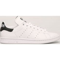 Adidas Originals - Buty Stan Smith. Białe buty sportowe damskie adidas Originals, bez wzorów, ze skóry, sportowe. W wyprzedaży za 299,90 zł.