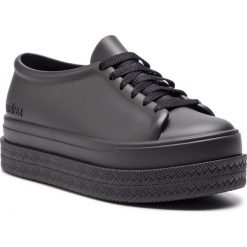 Półbuty MELISSA - Be II Ad 32349 Black 01003. Czarne półbuty damskie Melissa, bez wzorów, z tworzywa sztucznego, bez obcasa, na obcasie, bez zapięcia. W wyprzedaży za 229,00 zł.