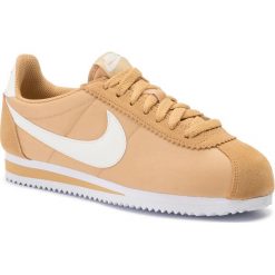Buty NIKE - Classic Cortez Nylon 749864 701 Club Gold/Sail/White. Żółte buty sportowe damskie Nike, bez wzorów, z zamszu, bez obcasa, na płaskiej podeszwie, bez zapięcia. Za 339,00 zł.