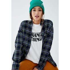 Czarna koszulka Netflix Stranger Things z logo. Czarne koszulki damskie Pull&Bear, bez wzorów, bez kołnierzyka, z krótkim rękawem. Za 69,90 zł.