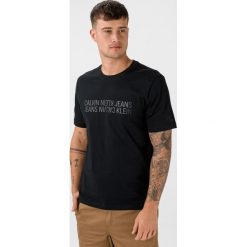 Calvin Klein Koszulka Czarny. Czarne podkoszulki męskie Calvin Klein, m, z nadrukiem, z bawełny, bez kołnierzyka, z krótkim rękawem, krótkie. Za 152,95 zł.