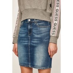 Guess Jeans - Spódnica jeansowa. Niebieskie spódniczki damskie Guess Jeans, na co dzień, z aplikacjami, z elastanu, casualowe, z podwyższonym stanem, mini, ołówkowe. Za 329,90 zł.