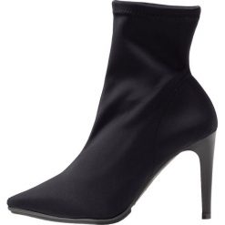 LAB Botki na obcasie black. Czarne botki damskie na obcasie marki LAB, z materiału, klasyczne. Za 359,00 zł.