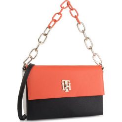 Torebka TOMMY HILFIGER - Th Saffiano Crossover AW0AW06808 904. Pomarańczowe torebki klasyczne damskie TOMMY HILFIGER, bez wzorów, ze skóry ekologicznej, klasyczne, bez dodatków. Za 649,00 zł.