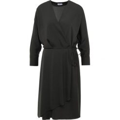 Filippa K SLINKY WRAP DRESS Sukienka letnia enigma. Szare sukienki damskie marki Filippa K, na lato, xl, bez wzorów, z poliesteru, bez kołnierzyka, bez rękawów. Za 819,00 zł.