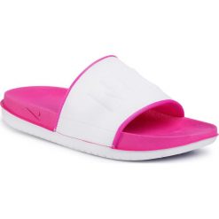 Klapki NIKE - Offcourt Slide BQ4632 602 Fire Pink/White. Białe klapki damskie Nike, bez wzorów, ze skóry ekologicznej, bez obcasa. Za 149,00 zł.