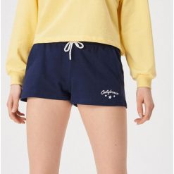 Dresowe szorty z napisem - Granatowy. Niebieskie szorty damskie Sinsay, s, z napisami, z dresówki. Za 29,99 zł.