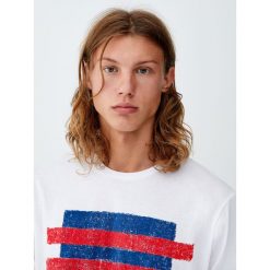 Koszulka z kwadratem w paski. Białe koszulki męskie Pull&Bear, m, w paski, bez kołnierzyka, z krótkim rękawem, krótkie. Za 49,90 zł.