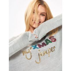 Świąteczny sweter damski. Szare swetry damskie TROLL, na zimę, m, z aplikacjami, z jeansu, wizytowe, bez rękawów, bez kaptura. W wyprzedaży za 44,99 zł.