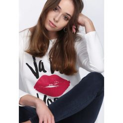Biała Bluzka One Kiss. Białe bluzki longsleeves Born2be, l, z nadrukiem, z okrągłym kołnierzem. Za 24,99 zł.