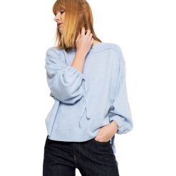 Sweter w kolorze błękitnym. Niebieskie swetry damskie Deni Cler, bez wzorów, z bawełny, bez rękawów, bez kaptura. W wyprzedaży za 374,95 zł.
