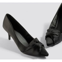 Buty ślubne damskie: NA-KD Shoes Satynowe czółenka - Black