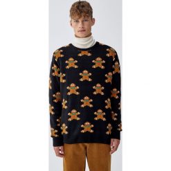 Świąteczny sweter z pierniczkami all over. Czarne swetry męskie Pull&Bear, m, bez wzorów, wizytowe, bez kołnierzyka, bez kaptura. Za 109,00 zł.