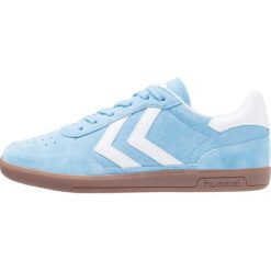 Hummel VICTORY Tenisówki i Trampki heritage blue. Niebieskie tenisówki damskie Hummel, ze skóry ekologicznej. W wyprzedaży za 239,25 zł.