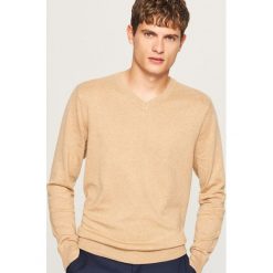 Sweter z dekoltem w serek - Beżowy. Brązowe swetry klasyczne męskie marki Reserved, l, z dekoltem w serek. Za 79,99 zł.