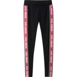 Legginsy z paskami z boku nogawki bonprix czarny. Czarne spodnie dziewczęce bonprix, w paski. Za 44,99 zł.