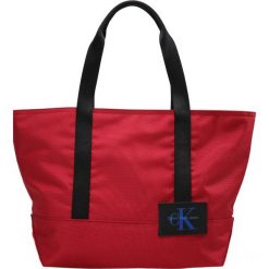 Calvin Klein Jeans ESSENTIAL CARRYALL TOTE Torebka red. Czerwone torby damskie na zakupy Calvin Klein Jeans, z jeansu. W wyprzedaży za 341,10 zł.