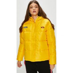 Ellesse - Kurtka. Żółte płaszcze damskie marki Ellesse, z poliesteru, krótkie. W wyprzedaży za 299,90 zł.