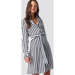NA-KD Classic Sukienka w paski z wiązaniem - Black,White. Czarne sukienki damskie NA-KD Classic, w paski, bez kołnierzyka, bez rękawów, długie, midi. Za 202,95 zł.
