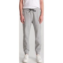 Spodnie dresowe slim fit - Jasny szary. Szare spodnie męskie Reserved, s, bez wzorów, z dresówki. Za 109,99 zł.