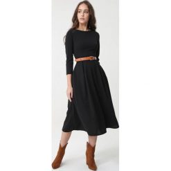 Czarna Sukienka Portobello. Czarne sukienki damskie Born2be, s, eleganckie, z okrągłym kołnierzem, midi, rozkloszowane. Za 99,99 zł.