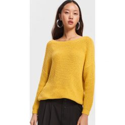 Sweter z dekoltem na plecach - Żółty. Żółte swetry damskie Reserved, s, bez wzorów, bez rękawów, bez kaptura. W wyprzedaży za 69,99 zł.