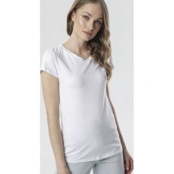 Biały T-shirt Mariviane. Białe bluzki damskie Born2be, s, bez wzorów, z dzianiny, z dekoltem w serek, z krótkim rękawem. Za 29,99 zł.