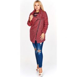 Kurtka z dużym kołnierzem, zapinana na skos czerwony. Czerwone kurtki damskie Tagless, plus size, bez wzorów, z poliesteru, bez kaptura. Za 135,15 zł.