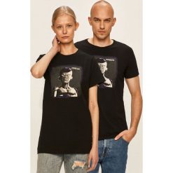 Capslab - T-shirt X Dragon Ball Z. Czarne bluzki damskie CapsLab, s, z nadrukiem, z bawełny, casualowe, z okrągłym kołnierzem, z krótkim rękawem. W wyprzedaży za 99,90 zł.