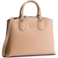 Torebka DKNY - Noho Md Trple Compt R91DHA74 Latte LAT. Brązowe torebki klasyczne damskie DKNY, bez wzorów, ze skóry, klasyczne, bez dodatków. W wyprzedaży za 1019,00 zł.