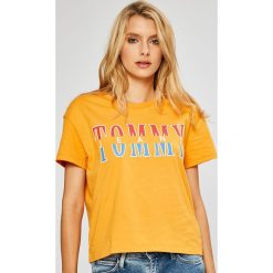 Tommy Jeans - Top. Pomarańczowe topy damskie Tommy Jeans, l, z nadrukiem, z bawełny, z okrągłym kołnierzem. W wyprzedaży za 129,90 zł.