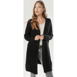 Czarny Kardigan Charthine. Czarne swetry damskie Born2be, uniwersalny, bez wzorów. Za 159,99 zł.