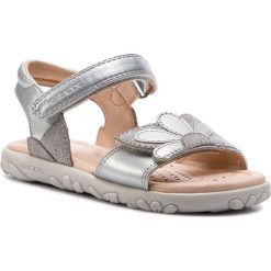 Sandały GEOX - J S.Hahiti G. A J928ZA 0AJ77 C1007 M Silver. Szare sandały dziewczęce Geox, z zamszu, bez zapięcia. W wyprzedaży za 169,00 zł.