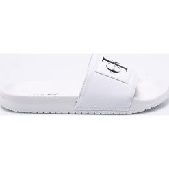 Calvin Klein Jeans - Klapki. Białe kapcie męskie Calvin Klein Jeans, z jeansu, bez zapięcia. W wyprzedaży za 199,90 zł.