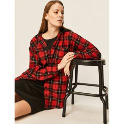 Answear - Koszula. Czerwone bluzki damskie ANSWEAR, s, bez wzorów, z bawełny, casualowe, bez kołnierzyka, z długim rękawem. W wyprzedaży za 79,90 zł.