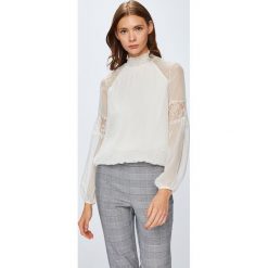 Guess Jeans - Bluzka Elsa. Szare bluzki z odkrytymi ramionami marki Guess Jeans, l, z aplikacjami, z jeansu, casualowe, ze stójką. Za 399,90 zł.