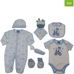 7-częściowy zestaw "Giraffe" w kolorze błękitnym. Niebieskie śpiochy niemowlęce Just Too Cute, z aplikacjami, z bawełny. W wyprzedaży za 87,95 zł.
