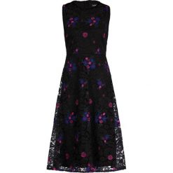 Sukienka letnia DKNY DD9EH193. Czarne sukienki damskie DKNY, na lato, bez wzorów, z poliesteru, bez kołnierzyka, bez rękawów. W wyprzedaży za 389,00 zł.