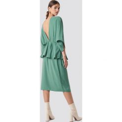 NA-KD Party Sukienka midi z odkrytymi plecami - Green. Zielone sukienki damskie marki NA-KD Party, na imprezę, bez wzorów, z poliesteru, z falbankami, bez rękawów, midi. W wyprzedaży za 90,97 zł.