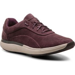 Sneakersy CLARKS - Un Cruise Lace 261379794 Aubergine. Fioletowe półbuty damskie Clarks, ze skóry. W wyprzedaży za 269,00 zł.