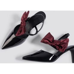 NA-KD Shoes Czółenka z kokardą - Black,Red. Czerwone buty ślubne damskie marki NA-KD Shoes, w paski, na niskim obcasie, na obcasie. W wyprzedaży za 60,97 zł.