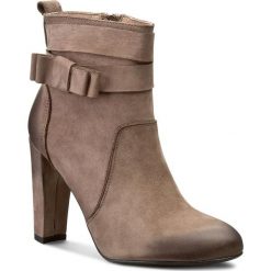 Botki CARINII - B3688 H28-000-PSK-B30. Brązowe buty zimowe damskie Carinii, z nubiku. W wyprzedaży za 249,00 zł.