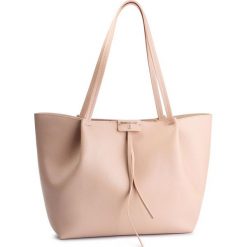Torebka PATRIZIA PEPE - 2V8896/A4U8-B524 Camel Beige. Brązowe torebki klasyczne damskie marki Patrizia Pepe, bez wzorów, ze skóry, klasyczne, duże, bez dodatków. Za 899,00 zł.