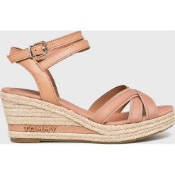 Tommy Hilfiger - Sandały. Szare koturny damskie TOMMY HILFIGER, bez obcasa, na szpilce, na klamry. Za 449,90 zł.