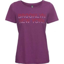 Shirt z nadrukiem bonprix fiołkowy. Fioletowe koszulki damskie bonprix, z nadrukiem, bez kołnierzyka. Za 34,99 zł.