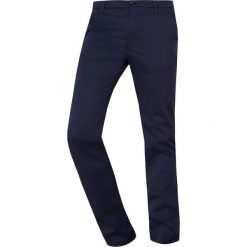 BOSS ATHLEISURE ROGAN Chinosy navy. Niebieskie spodnie męskie marki BOSS Athleisure, m, bez wzorów, z elastanu. Za 539,00 zł.