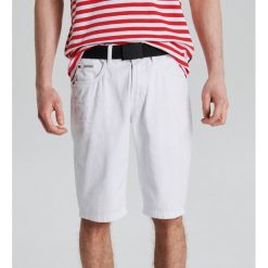 Jeansowe szorty comfort - Biały. Białe spodenki i szorty męskie Cropp, m, bez wzorów, z jeansu. Za 99,99 zł.